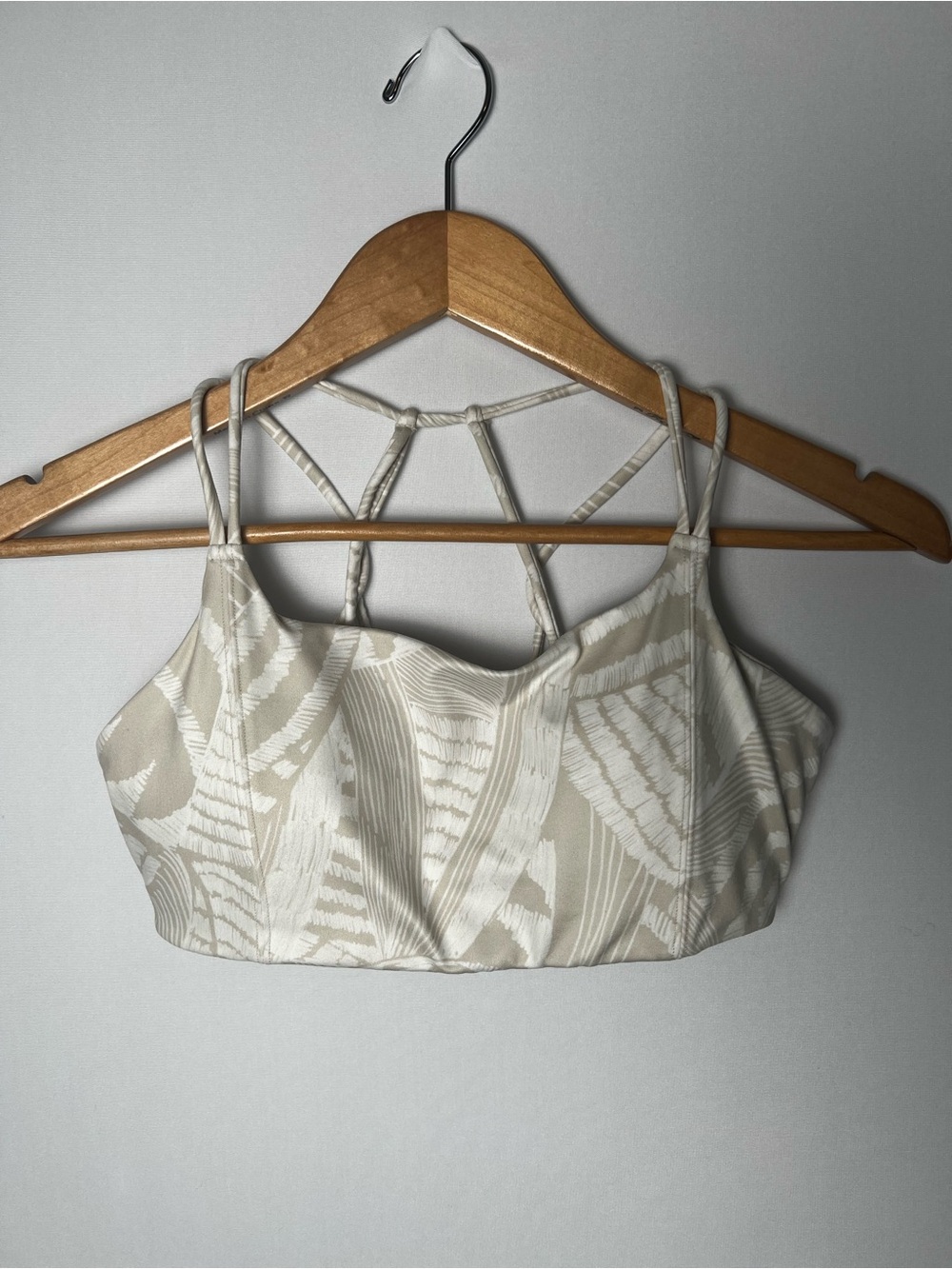 Athleta Women’s Strappy Back Sports Bra Tan White Leaf Print Small Workout EUC